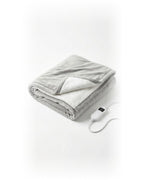 Plaid chauffant gris en flanelle et sherpa avec sa télécommande, sur fond blanc